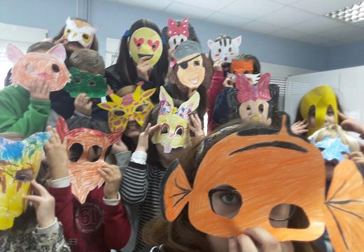 Unha vintena de nenos e nenas do Lousame Concilia participa nun obradoiro de creación de máscaras de Entroido